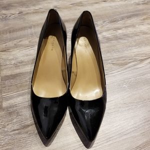 ANN TAYLOR. Black pointy toe kitten heel (size 8)